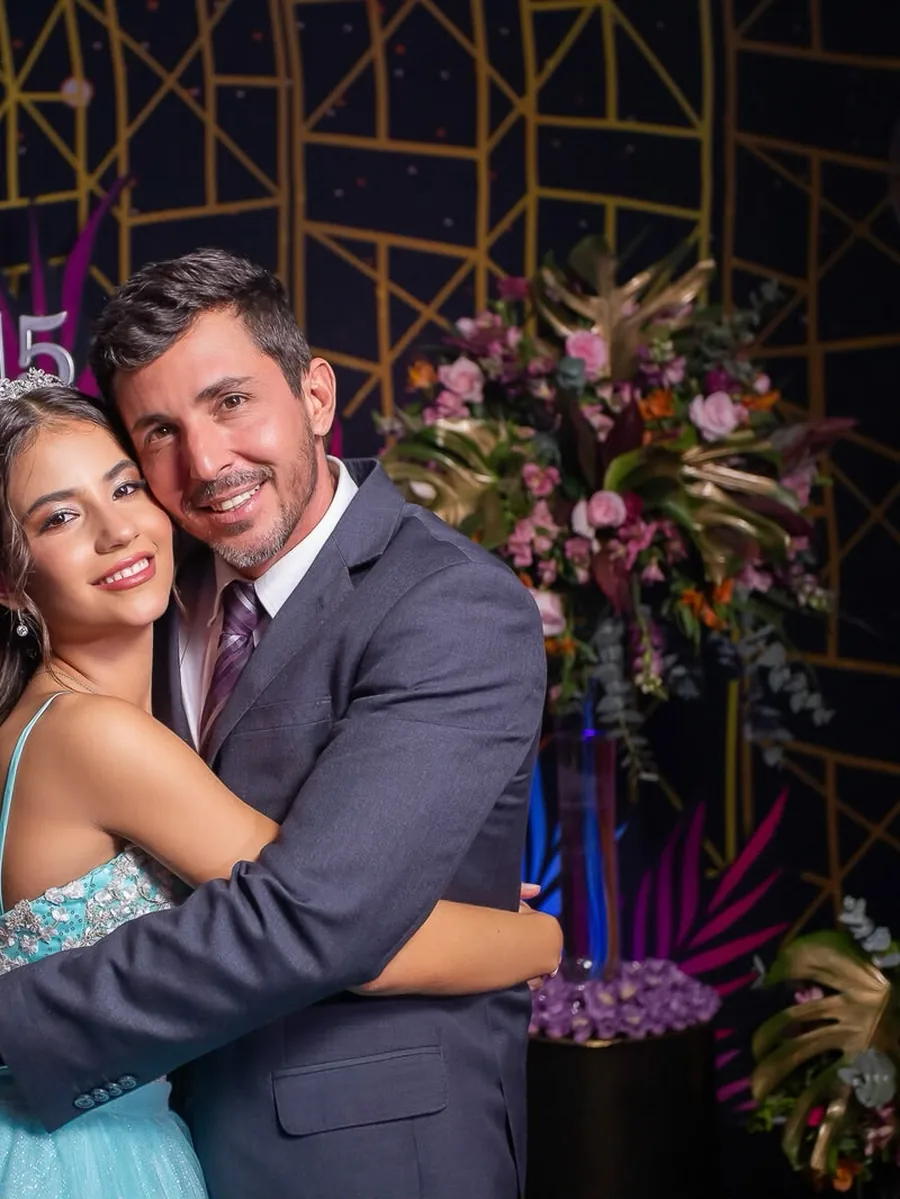 Carlos Kan abraçado com a filha na festa de 15 anos dela