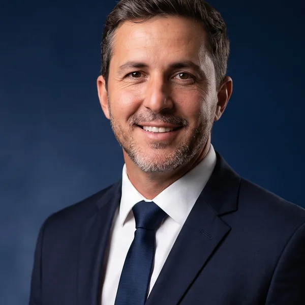Retrato de Carlos Kan de terno