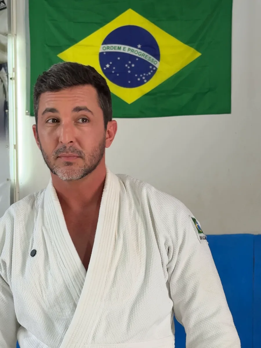 Carlos Kan de kimono no tatame