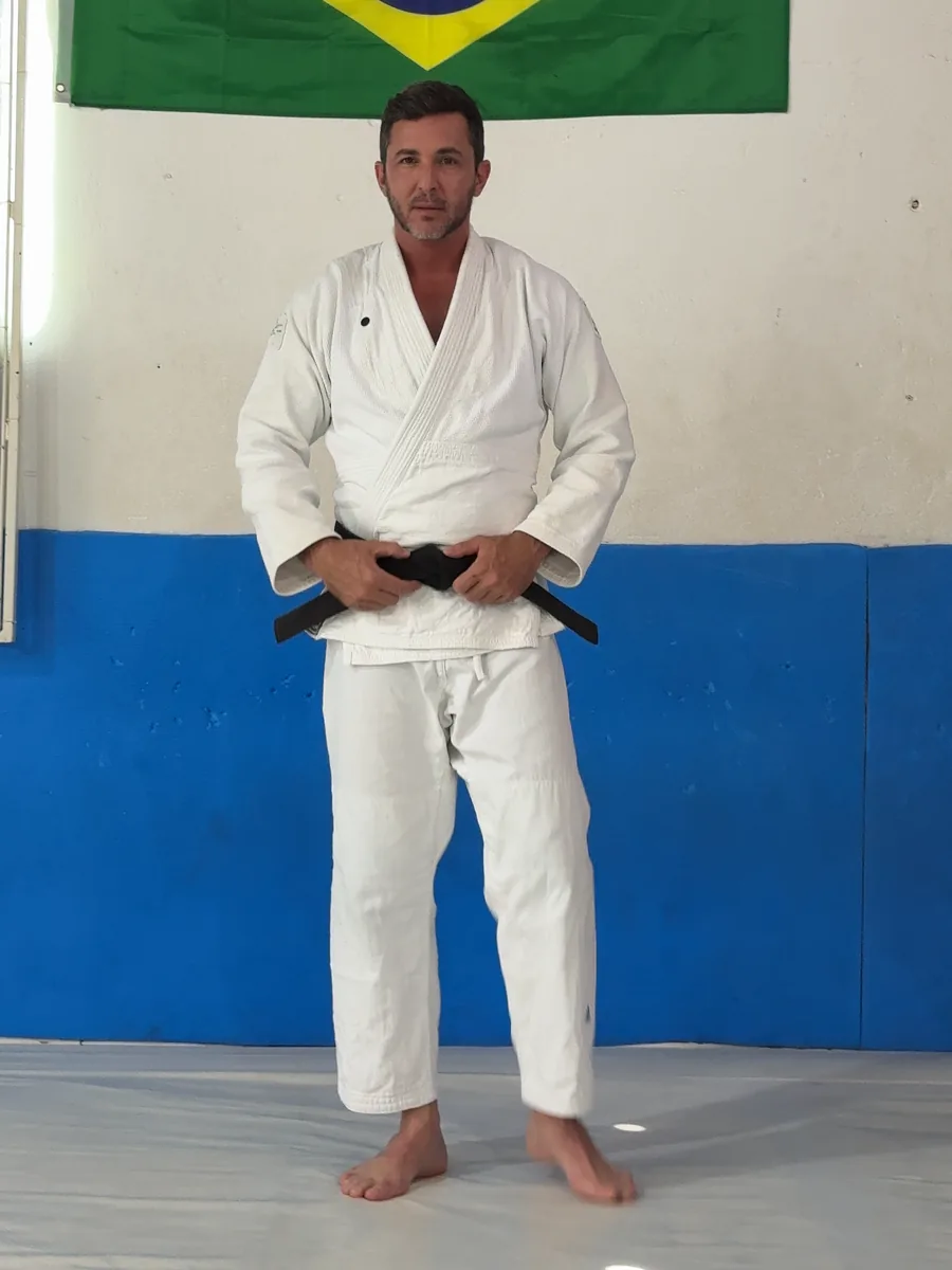 Carlos Kan de kimono e faixa-preta no tatame